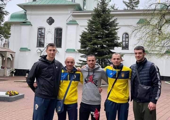 Українські боксери у соцмережах привітали зі святом Великодня