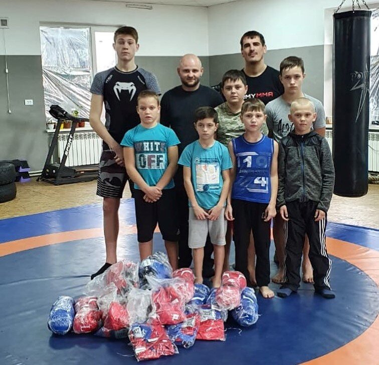 Новини з регіонів. На Миколаївщині юні боксери отримали нове екіпірування для майбутніх перемог