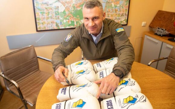 Керівництво ФБУ відзначило представників юніорської збірної України грошовими преміями та подарували боксерські рукавички з підписами братів Кличків.