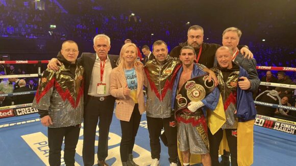 Чемпіон світу за версією WBA у найлегшій вазі Артем Далакян захистив свій титул перемігши одноголосним рішенням суддів у поєдинку проти Давіда Хіменеза.