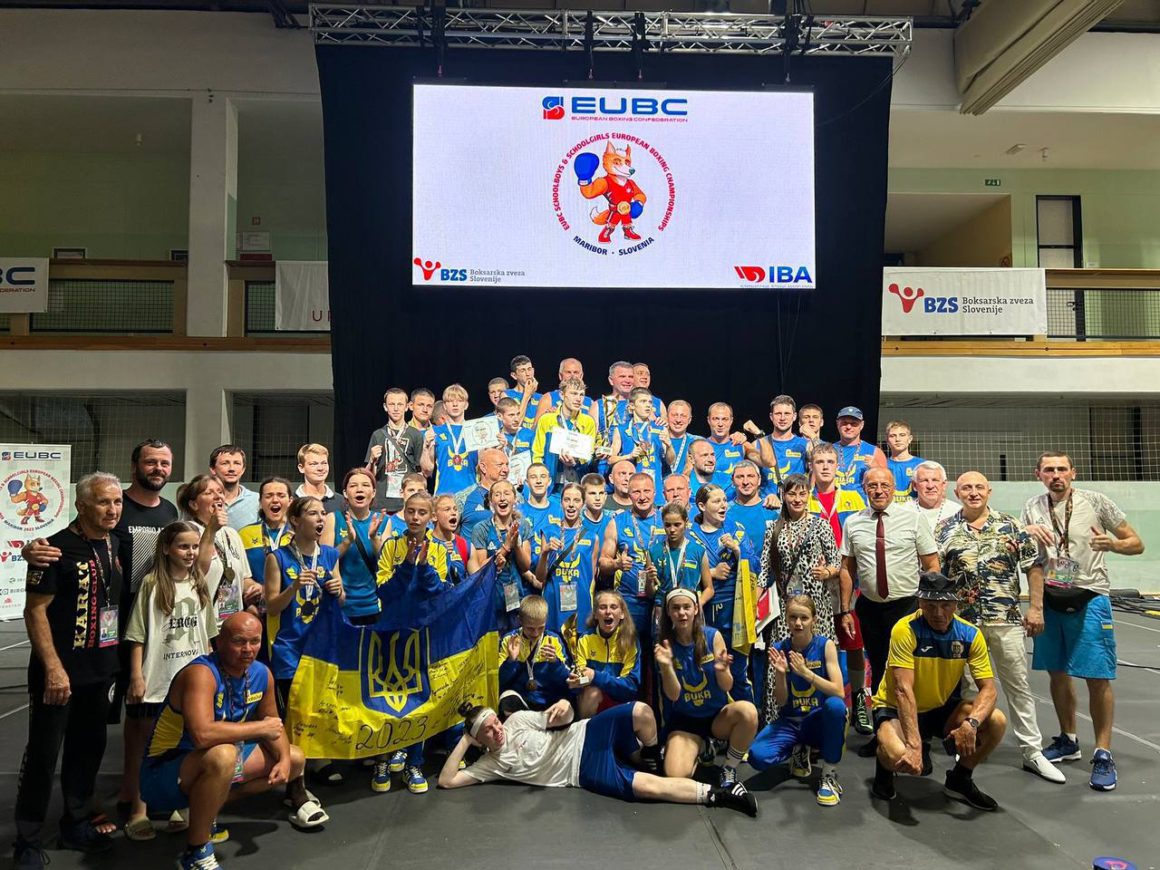 Збірна України серед юнаків та дівчат повторила досягнення нашої юніорської збірної на Чемпіонаті Європи, як і юніори завоювавши перше загальнокомандне місце на Європейській першості. 